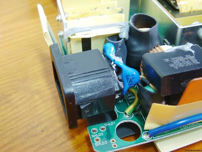 拆解戴尔12V 18A电源 内部构造与做工解析